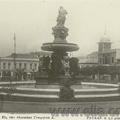 30. Η πλατεία Γεωργίου, το επάνω σιντριβάνι, δεκαετία 1930 (στο Δημοτικό Θέατρο κυριαρχεί η επιγραφή "Ζήτω ο βασιλεύς")