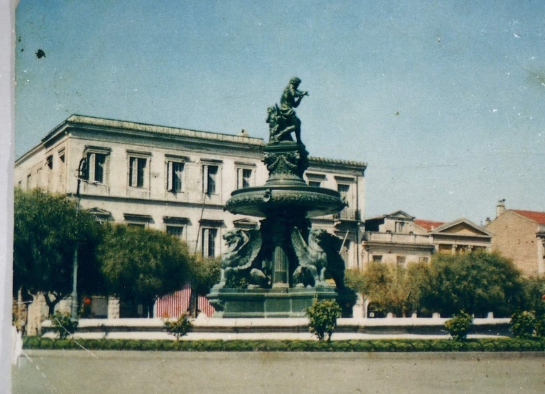 31. Η πλατεία Γεωργίου, το επάνω σιντριβάνι (πίσω διακρίνεται το κτίριο της φωτογραφίας Νο 39).jpg
