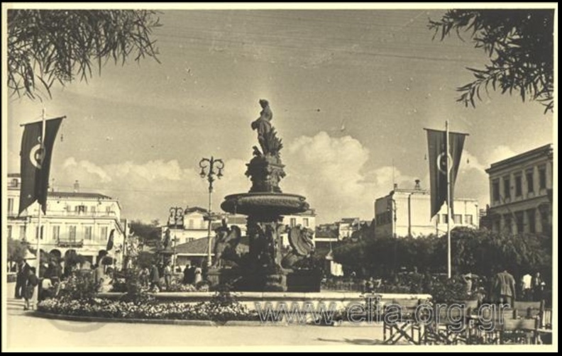 33. Η πλατεία Γεωργίου, το κάτω σιντριβάνι, 1954 (στα δεξιά φαίνεται το κτίριο της φωτογραφίας Νο 39), (φωτό Νικόλαος Μπούρης).JPG