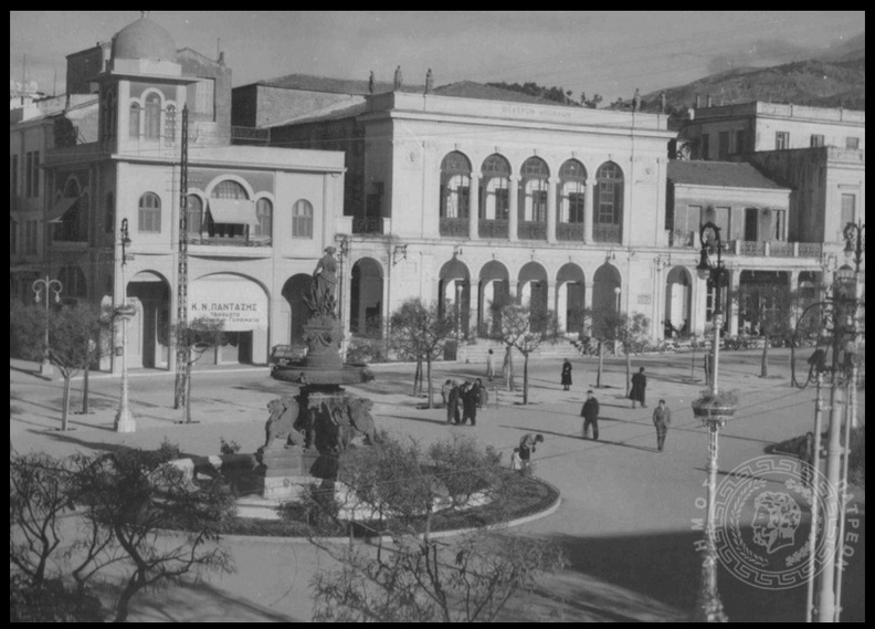 35. Άποψη του Θεάτρου Απόλλων και της πλατείας Γεωργίου Α΄, δεκαετία 1950.jpg