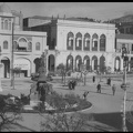 35. Άποψη του Θεάτρου Απόλλων και της πλατείας Γεωργίου Α΄, δεκαετία 1950