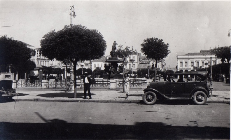 40. Η πλατεία Γεωργίου στο πάνω μέρος της, τότε η κυκλοφορία των τροχοφόρων ήταν διπλής κατεύθυνσης