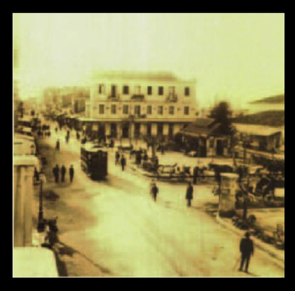 1. Η Πλατεία Τριών Συμμάχων. Στο βάθος φαίνεται το ξενοδοχείο \'\'Αι Αθήναι\'\' (κτίριο που έχει διασωθεί ως τις μέρες μας), τέλη 19ου αι.jpg