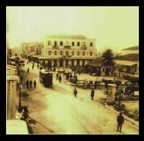 1. Η Πλατεία Τριών Συμμάχων. Στο βάθος φαίνεται το ξενοδοχείο "Αι Αθήναι" (κτίριο που έχει διασωθεί ως τις μέρες μας), τέλη 19ου αι