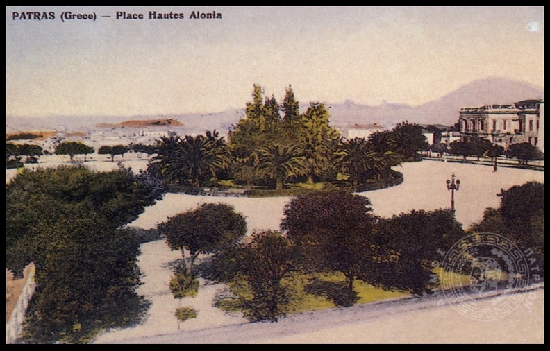 2. Η πλατεία Υψηλών Αλωνίων με θέα προς τη θάλασσα.jpg