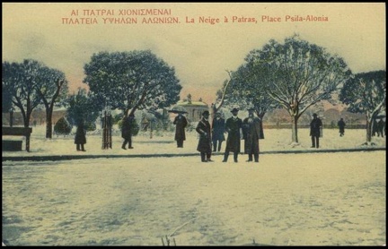 4. Η χιονισμένη πλατεία Υψηλών Αλωνίων
