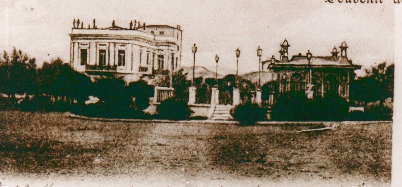 12. Η πλατεία Υψηλών Αλωνίων (αριστερά διακρίνεται το σπίτι τού Βουρλούμη με τα αγάλματα του δωδεκάθεου).JPG