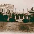 12. Η πλατεία Υψηλών Αλωνίων (αριστερά διακρίνεται το σπίτι τού Βουρλούμη με τα αγάλματα του δωδεκάθεου)