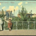 13. Η πλατεία Υψηλών Αλωνίων (αριστερά πρέπει να είναι το σπίτι τού Βουρλούμη με το δωδεκάθεο)