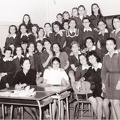 26. Μαθήτριες φωτογραφίζονται μέσα στην τάξη τους, δεκαετία τού '70