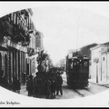 5. Το τραμ στην Αγίου Ανδρέου στο ύψος τής Αγοράς Αργύρη, λίγο πριν τη διασταύρωση με Ζαΐμη