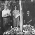 25. Μανάβικο Κορίνθου &ι Κανάρη (1929-1956). Έκλεισε αναγκαστικά γιατί στη θέση του κτίστηκε το ΙΚΑ. Στη φωτογραφία ο Γεράσιμος Σπυρόπουλος με τη κόρη του Τούλα και τη σύζυγό του Βιργινία, 1950