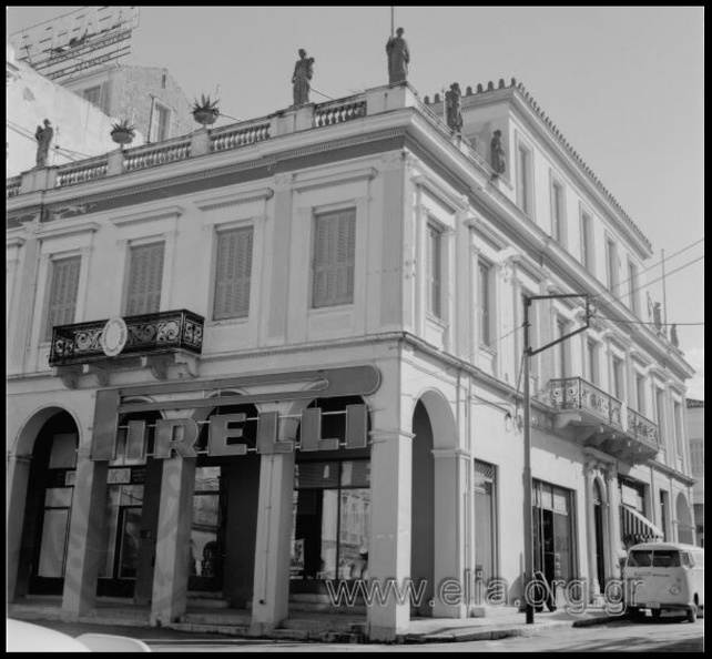 35. Η Pirelli στην Πλατεία Γεωργίου. Εκεί στεγάζεται σήμερα η Εθνική Τράπεζα, δεκαετία 1960.JPG