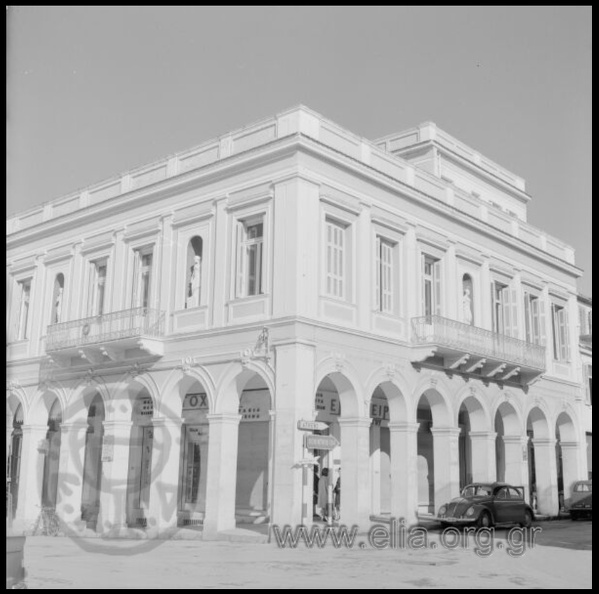 36. Καταστήματα στην Πλατεία Γεωργίου. Εκεί στεγάζεται σήμερα η Εθνική Τράπεζα, δεκαετία 1960.JPG