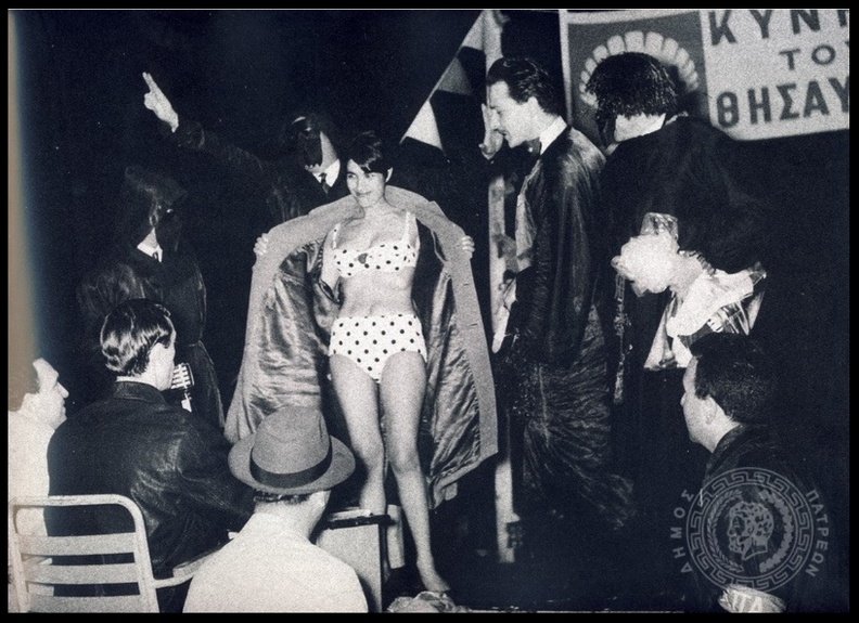 11. Ο Άλκης Στέας ως συμμετέχων στο πατρινό καρναβάλι. Ιστορική φωτογραφία από το 1ο Κυνήγι τού Κρυμμένου Θησαυρού. Διακρίνεται αριστερά ο Νίκος Μαστοράκης ως παρουσιαστής, 1966.jpg