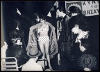 11. Ο Άλκης Στέας ως συμμετέχων στο πατρινό καρναβάλι. Ιστορική φωτογραφία από το 1ο Κυνήγι τού Κρυμμένου Θησαυρού. Διακρίνεται αριστερά ο Νίκος Μαστοράκης ως παρουσιαστής, 1966