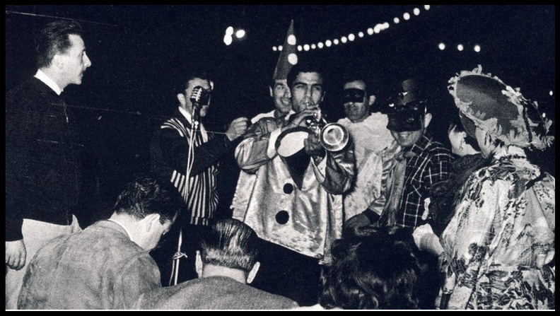 12. Ο Άλκης Στέας ως παρουσιαστής στο 2ο Κυνήγι τού Κρυμμένου Θησαυρού, 1967.jpg