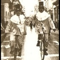 1. Βαγγέλης Διαμαντόπουλος, ο προμπομπός τού καρναβαλιού με το μονόροδο, μαζί του και ο φίλος του, Κωνσταντίνος Σταυριανός