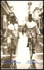 1. Βαγγέλης Διαμαντόπουλος, ο προμπομπός τού καρναβαλιού με το μονόροδο, μαζί του και ο φίλος του, Κωνσταντίνος Σταυριανός