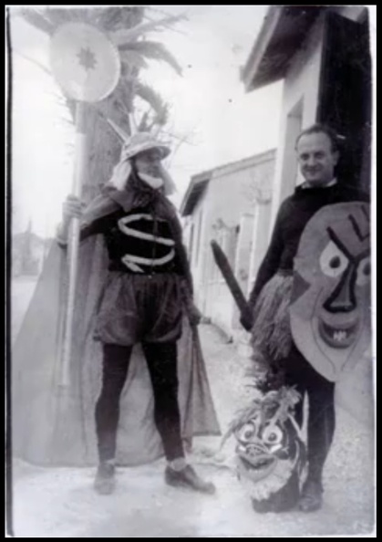 4. Ο Αλέκος Χαράρης με το φίλο του Βασίλη Μανθόπουλο. Απόκριες στα προσφυγικά, 1946.jpg