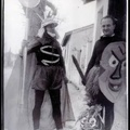 4. Ο Αλέκος Χαράρης με το φίλο του Βασίλη Μανθόπουλο. Απόκριες στα προσφυγικά, 1946