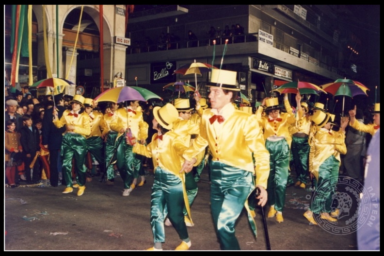 41. Πλήρωμα κατά την παρέλαση, Πολύχρωμες ομπρέλες,1987.jpg