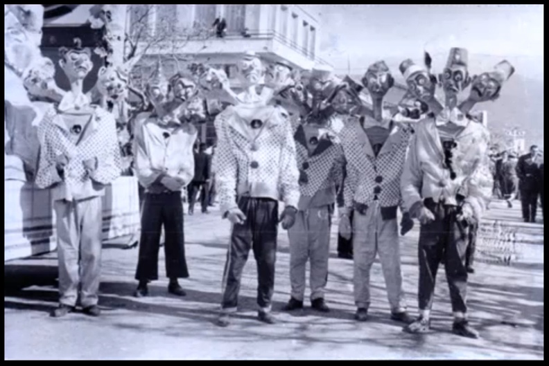 2. Μασκαράτες τού Αλέκου Χαράρη στην πλατεία Ομονοίας.jpg