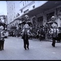 10. Μασκαράτες τού Αλέκου Χαράρη στη Γούναρη, στο ύψος τού κινηματογράφου "Πάνθεον"