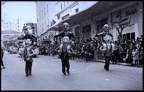 10. Μασκαράτες τού Αλέκου Χαράρη στη Γούναρη, στο ύψος τού κινηματογράφου "Πάνθεον"