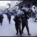 12. Μασκαράτες τού Αλέκου Χαράρη στη Γούναρη, στο ύψος τού κινηματογράφου "Πάνθεον"