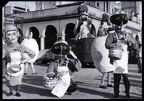 32. Μασκαράτες τού Αλέκου Χαράρη στο πάνω μέρος τής πλατείας Γεωργίου (πίσω διακρίνεται ο "Εσπερος")
