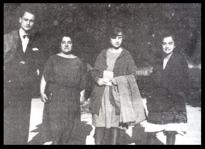 14. Η διακεκριμένη πιανίστρια και συνθέτρια Αντιγόνη Παπαμικροπούλου, με τις αδελφές της Ισμήνη και Ηλέκτρα, στη Χαϊδεβέργη τής Γερμανίας, το 1921, μαζί με τον Παναγιώτη Κανελλόπουλο. Γεννήθηκε στην Πάτρα το 1889.jpg