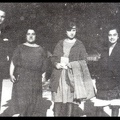 14. Η διακεκριμένη πιανίστρια και συνθέτρια Αντιγόνη Παπαμικροπούλου, με τις αδελφές της Ισμήνη και Ηλέκτρα, στη Χαϊδεβέργη τής Γερμανίας, το 1921, μαζί με τον Παναγιώτη Κανελλόπουλο. Γεννήθηκε στην Πάτρα το 1889