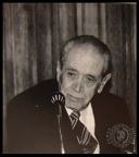 28. Ο Νίκος Πολίτης γεννήθηκε το 1920 στη Λευκάδα. Το 1947, εγκαταστάθηκε στην Πάτρα. Με δική του εισήγηση ιδρύθηκε το Μουσείο Τύπου Πατρών. Εξέδωσε βιβλία που αφορούν την τοπική ιστοριογραφία. Απεβίωσε το 2005