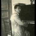 29. Ο Θεόφιλος Κάββουρας στο πιάνο του. Έγινε αρχιμουσικός τής Δημοτικής Μουσικής Πατρών και ξεχώρισε για τη μεγάλη προσπάθεια που κατέβαλε για την καλλιτεχνική άνοδο της Δημοτικής Μουσικής. Άφησε σημαντικό συνθετικό έργο