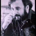 38. Φωτογραφία τού Θάνου Μικρούτσικου στο τέλος τής δεκαετίας '70, όταν έκανε το δίσκο "Ο Σταυρός του Νότου"