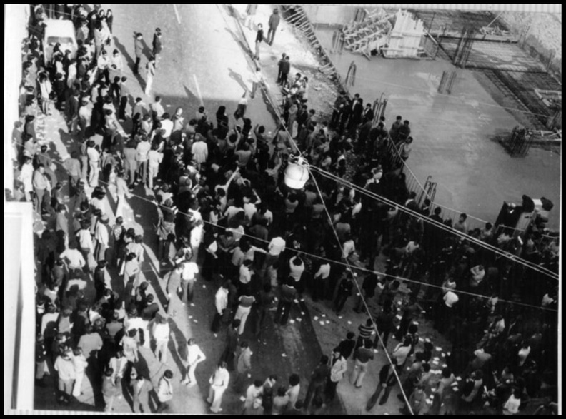 16 Νοέμβρη 1973. Διαδήλωση (1) έξω από το κατειλημμένο Παράρτημα .jpg