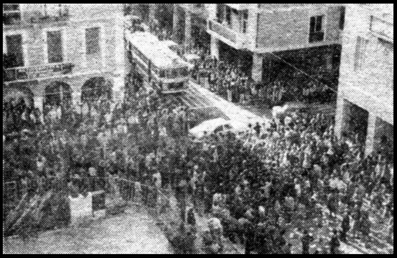16 Νοέμβρη 1973. Διαδήλωση (3) το μεσημέρι έξω από το Παράρτημα.jpg