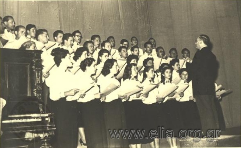 3. Δημοτικό Θέατρο Πατρών. Η χορωδία τού Δήμου Αθηναίων με το διευθυντή της Β. Καρποδίνη, 1954 (φωτό Νικόλαος Μπούρης).JPG