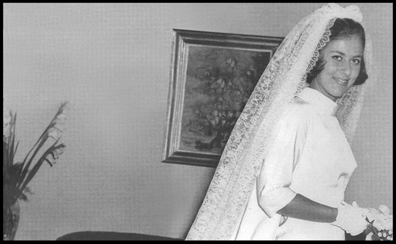 16. Η Κωστάντζα, κόρη τού μετόχου  τής Αchaia Clauss, Aλέκου Αντωνόπουλου, προετοιμάζεται για το γάμο της το 1966. Από την κυρία αυτή έχει πάρει το όνομά της και η Βίλα Κωστάντζα.jpg
