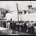 9. Προσέλευση εργατών στην εριουργία Αναστασόπουλου , 1930