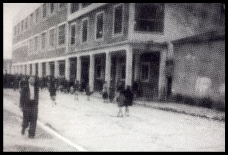 11. Εργάτες προσέρχονται στο εργοστάσιο υφαντουργίας Β. Μαραγκόπουλου, στη νέα πτέρυγα, επί της οδού Κορίνθου, 1935