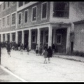 11. Εργάτες προσέρχονται στο εργοστάσιο υφαντουργίας Β. Μαραγκόπουλου, στη νέα πτέρυγα, επί της οδού Κορίνθου, 1935