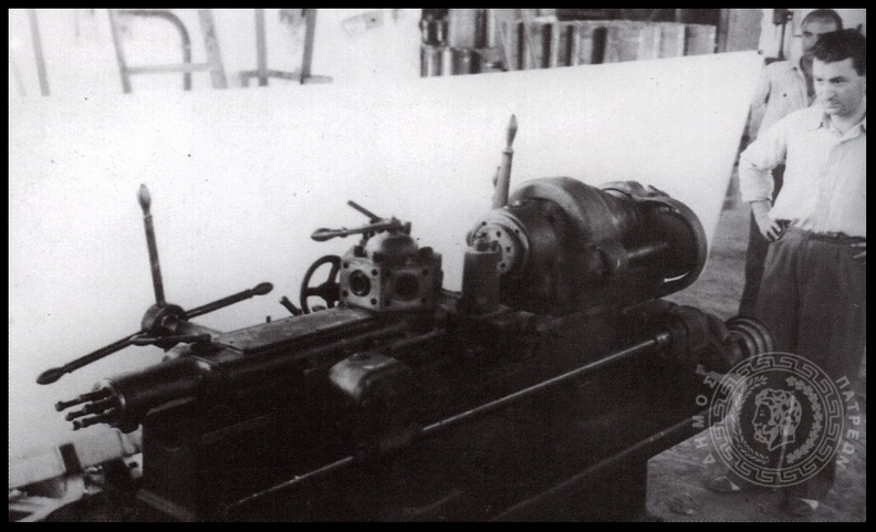 15. Ο Ανδρέας Γιαννακόπουλος δίπλα στο νέο τόρνο τού μεταλλουργείου του, 1945.jpg