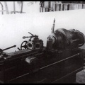 15. Ο Ανδρέας Γιαννακόπουλος δίπλα στο νέο τόρνο τού μεταλλουργείου του, 1945