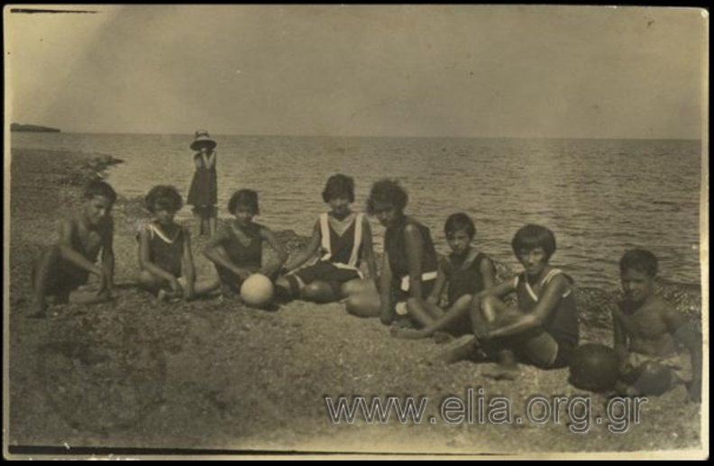 9. Ομαδικό πορτραίτο στην παραλία, 1930(περίπου) (φωτό Ν. Δ. Λιβαθινός).JPG