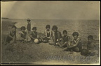 9. Ομαδικό πορτραίτο στην παραλία, 1930(περίπου) (φωτό Ν. Δ. Λιβαθινός)