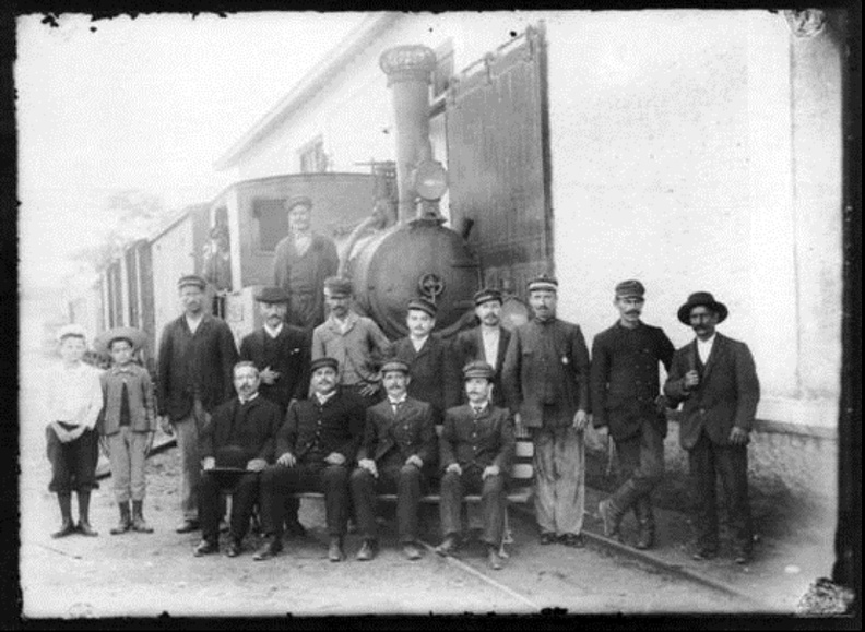 21. Υπάλληλοι στο Σταθμό Αγίου Διονυσίου, 1895.jpg