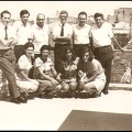 24. Υπάλληλοι του οικονομικού τμήματος ΟΤΕ στην ταράτσα τού κτιρίου Αγ. Ανδρέου & Γεροκωστοπούλου (προσέξτε κάτω την Αγ. Ανδρέου καθώς και τα αυτοκίνητα της εποχής), αρχές τής δεκαετίας τού '80