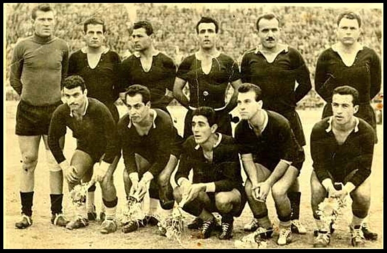 39. Παναιγιάλειος 1958-1959. Η μεγάλη ομάδα τού Παναιγιαλείου που κέρδισε τον Ολυμπιακό 1-0.jpg
